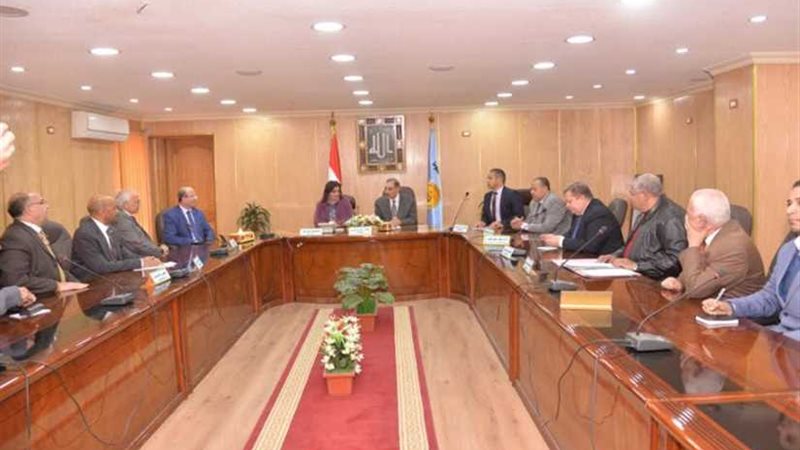 محافظ أسيوط يبحث