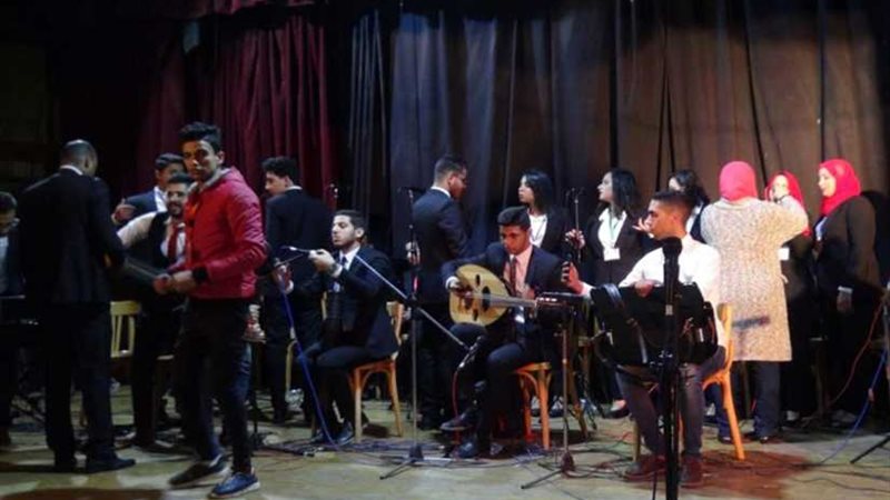 بالأغاني الوطنية