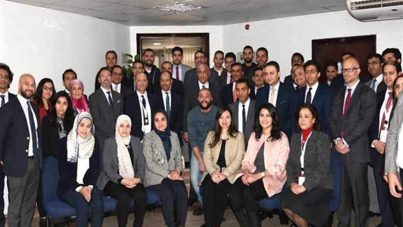 بالصور.. محافظ البنك