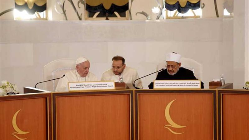 الطيب وفرنسيس يوقعان