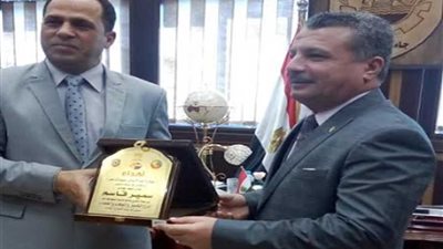 جامعة دمنهور تكرّم رئيس مستثمري المناطق الصناعية بكفر الدوار