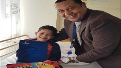 مصر للطيران تطمئن على الطفل آدم في أثينا وتتحمل تكاليف سفره إلى الجزائر