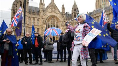 وزراء بريطانيون يجرون محادثات سرية لتأجيل 