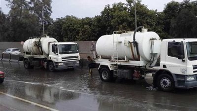 الجيزة تدفع بــ 35 سيارة لشفط مياه الأمطار