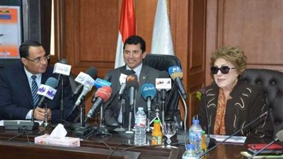 وزير الشباب والرياضة يطلق شعلة أسبوع الشباب والرياضة لمحافظة أسوان