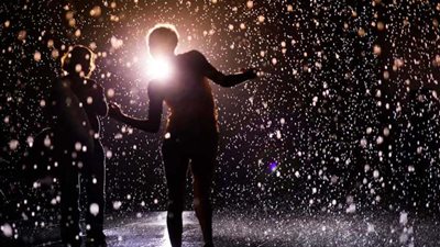 عروض راقصة في الغرفة الماطرة بالشارقة