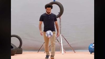 شاهد.. «صلاح» القناص يستعرض مهاراته بالكرة