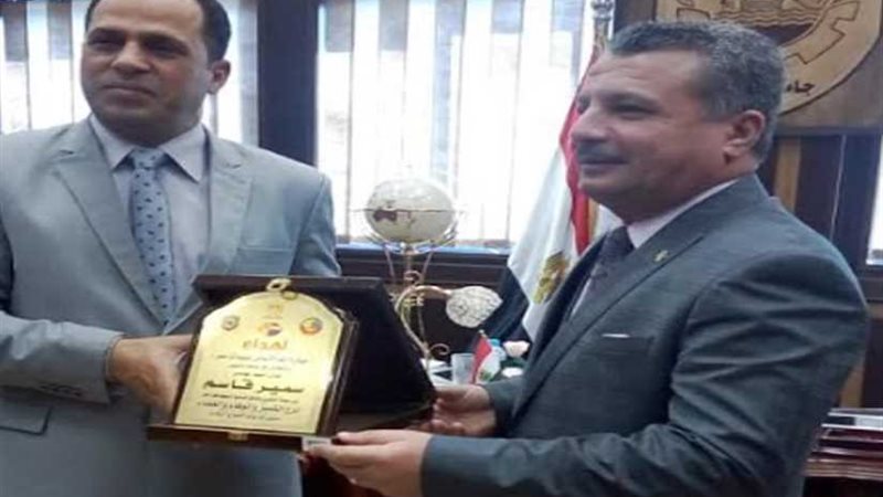 جامعة دمنهور تكرّم