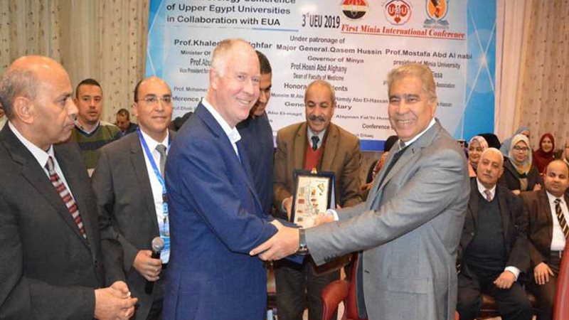 محافظ المنيا يشهد