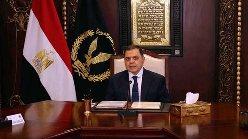 وزير الداخلية يكافئ