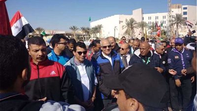 محافظ الجيزة ووزير الشباب يشاركان الطلاب ماراثون للجري