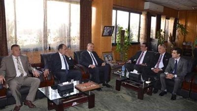 محافظ الإسماعيلية يلتقي حزب 