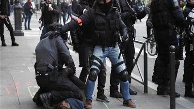 الشرطة الفرنسية تحتجز أكثر من 20 محتجًا في باريس