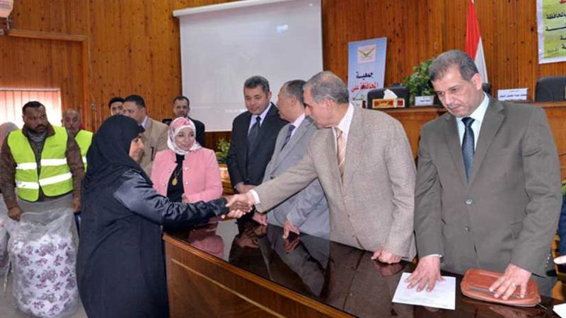 محافظ أسيوط يسلم