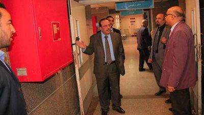 جولة مفاجئة لرئيس جامعة طنطا داخل المستشفى التعليمي