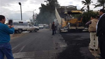 استكمال أعمال رصف الطرق بمدن ومراكز البحيرة.. (صور)