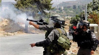 الاحتلال يطلق الرصاص الحي وقنابل الغاز تجاه الفلسطينيين بـ