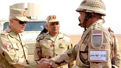 رئيس الأركان يشهد إحدى مراحل مناورة 