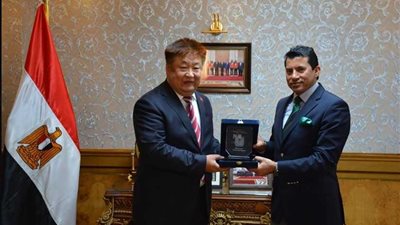 وزير الشباب يبحث التعاون الثنائي مع المستشار الثقافي الصيني
