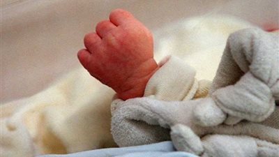 العثور على طفلة حديثة الولادة وسط 