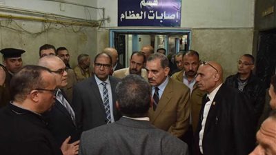 محافظ أسيوط يزور معلمة تعرضت لحادث بـ