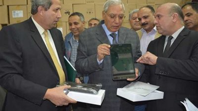محافظ الدقهلية يتابع وصول أجهزة التابلت لمخازن 