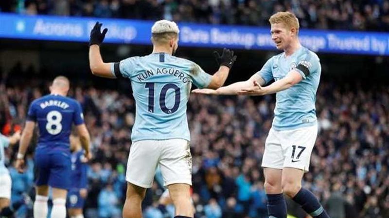 أجويرو يوجه ضربتين