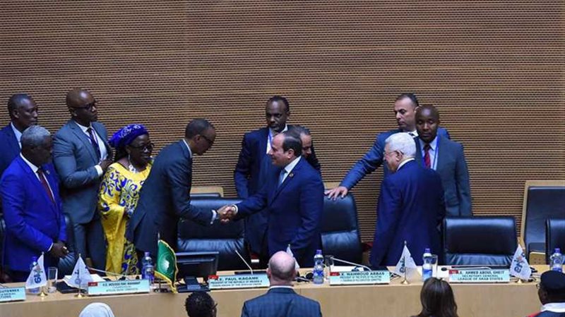 السيسي يوزع جائزة