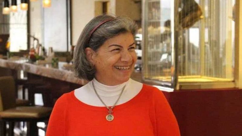 منى أمين مشرفًا على