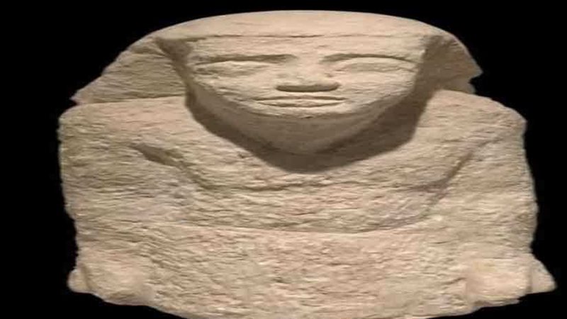 استلام تمثال مصنوع