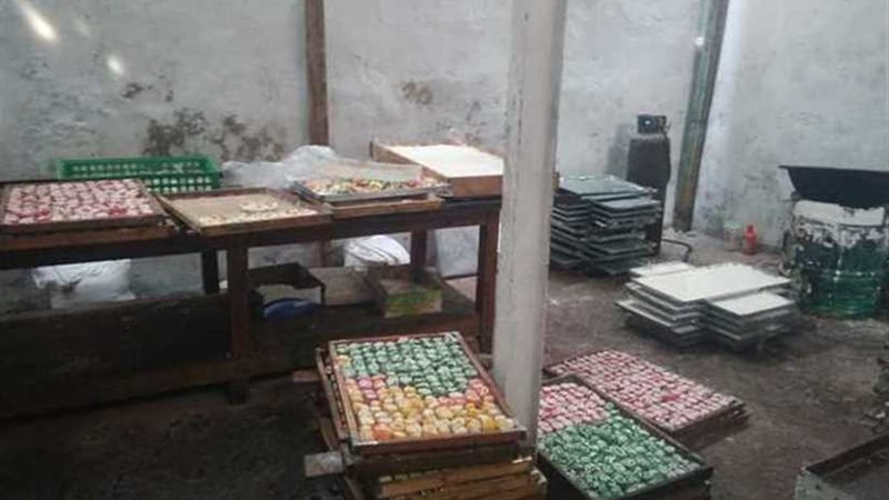 ضبط 2 طن حلويات مجهولة