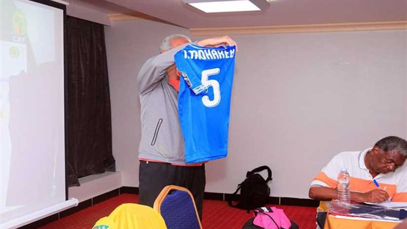 الأهلي بالأزرق أمام