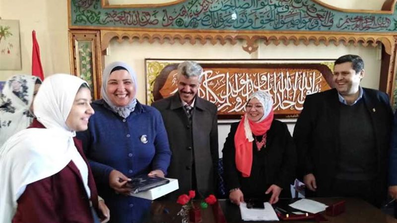 زحام شديد على مكاتب