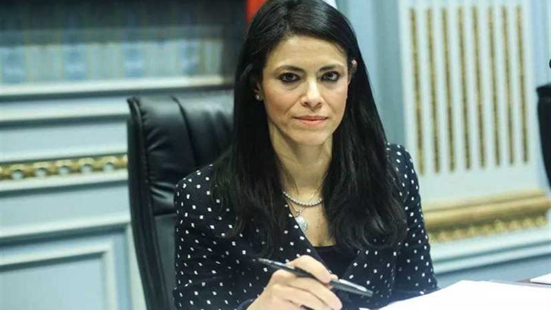 وزيرة السياحة تبحث