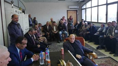 نجم يزور جمارك دمياط ويكرم العاملين المتميزين