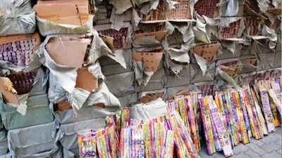 إحباط محاولة تهريب 17 طن ألعاب نارية محظورة إلى داخل البلاد