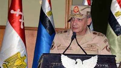 وزير الدفاع يلتقى طلبة وأعضاء هيئة التدريس الكلية الجوية