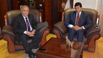 وزير الشباب والرياضة يلتقي الشاعر فاروق جويدة