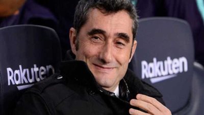 رسميا.. المدرب الإسباني فالفيردي يُمدد عقده مع برشلونة