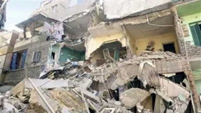 إخلاء منزلين مجاورين للعقار المنهار بشبين القناطر