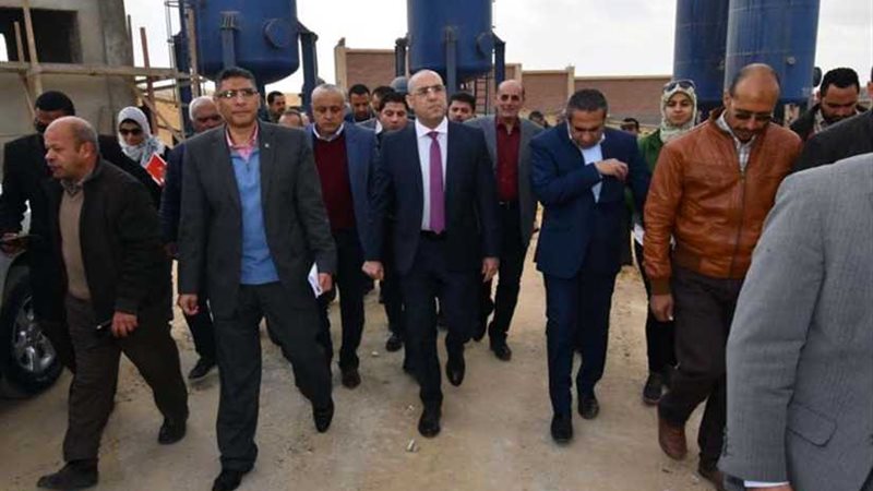 وزير الإسكان يبدأ