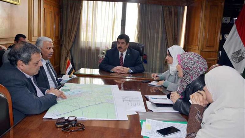 محافظ القليوبية يناقش