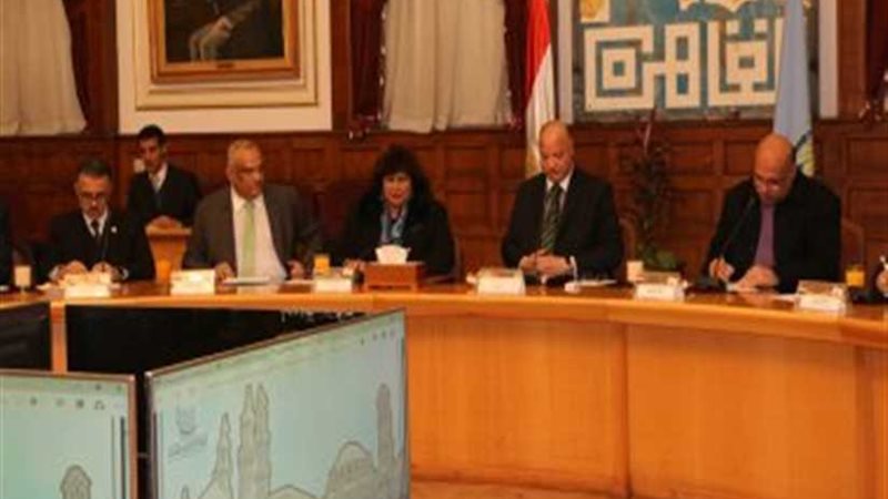 محافظ القاهرة يبحث