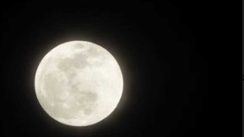 القمر الأحدب يتعامد