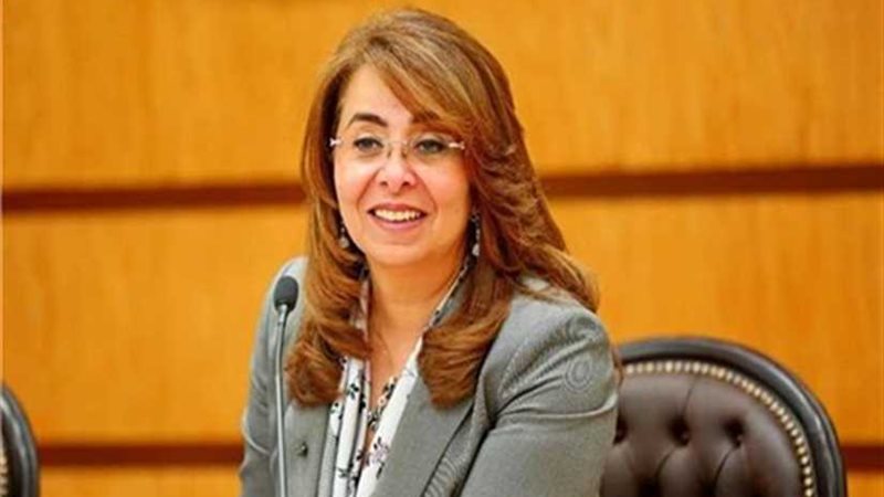 والي تستعرض مع مسئولي