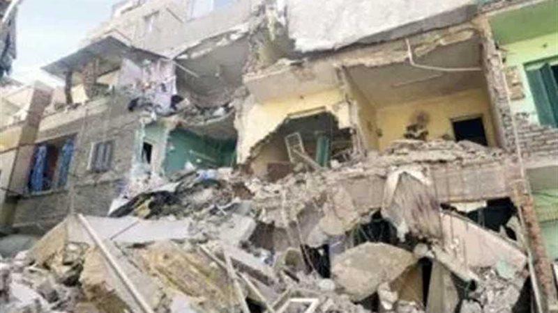 إخلاء منزلين مجاورين