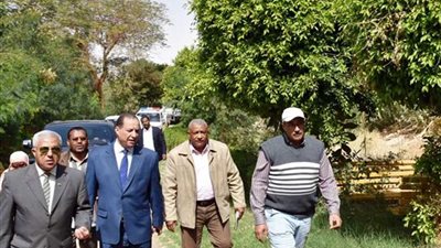 محافظ أسوان يبحث تطوير الحديقة الاستوائية الدولية