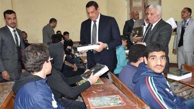 توزيع التابلت على طلاب مدرسة الثانوية العسكرية بدمنهور 