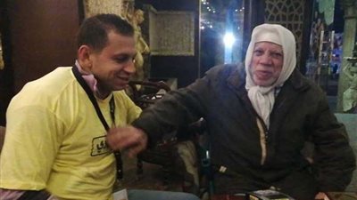 مسن يرفض الإحسان ويجوب الإسكندرية لدفع فواتير الأهالي.. 