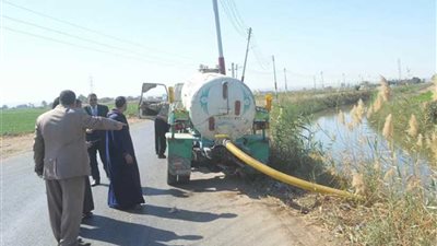 ضبط سيارة كسح تفرغ حمولتها بترعة منفلوط.. 